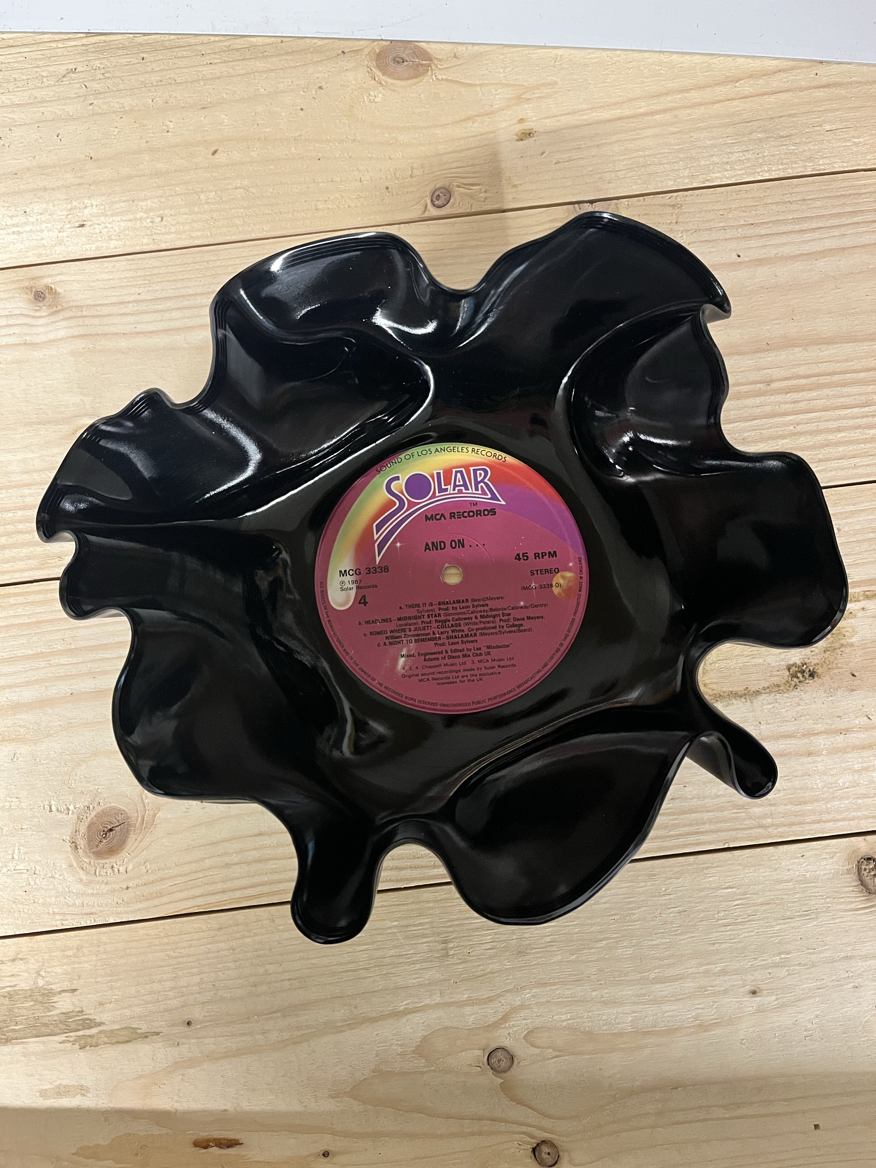 The Muse: svart handformad vinylskål med rosa etikett